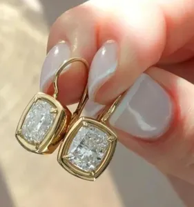 Pendientes colgantes de diamante cultivado en laboratorio con corte cojín de 4.00 quilates, EF/VS1, en oro amarillo de 14k - Product Image 4