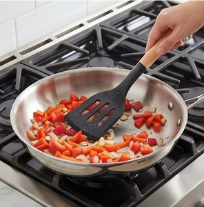 Juego de utensilios de cocina de silicona clásico de 5 piezas con mangos de madera, herramientas de cocina libres de BPA - Product Image 4