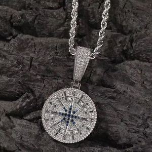 Colgante de Moneda con Diamantes Iced Out, Chapado en Oro Blanco, Latón con Micro Zirconia Azul, Colgante con Diseño de Brújula - Product Image 1