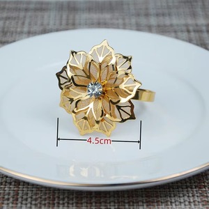 Anillos de servilleta de metal de alta calidad que se adaptan bien tanto a entornos minimalistas modernos como a mesas formales tradicionales. - Product Image 4
