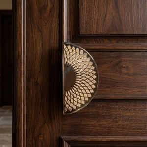 Poignée de porte architecturale de luxe en laiton massif Meridian |   Poignée d'entrée décorative et durable à design rayonnant pour hôtel principal - Product Image 3