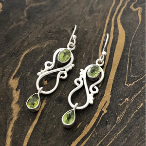 Pendientes con dos gemas de peridoto, elaborados en plata 925, diseño moderno para cualquier ocasión y fiestas, ideales para regalo. - Product Image 2