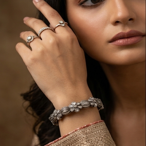 Brazalete de plata oxidada con diseño de flor DIVYORO - Joyería vintage para mujer de Orissa - Product Image 4