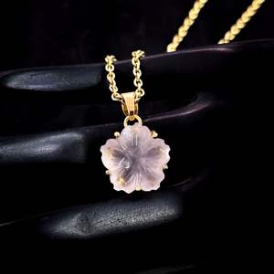 Colgante de Flor de Cuarzo Rosa Natural Tallado, Collar de Piedra Preciosa Hecho a Mano, Colgante de Flor de Cuarzo Rosa Natural para Fabricación de Joyas - Product Image 2