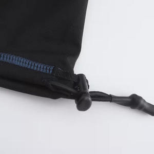Sac à cordon noir avec surpiqûres bleues et fermeture à glissière en plastique - Product Image 2