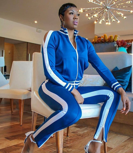 Conjunto deportivo de dos piezas para mujer al por mayor, con logotipo personalizado, chaqueta con cremallera y franja lateral azul, pantalones jogger, ropa deportiva para damas, trajes deportivos. - Product Image 1