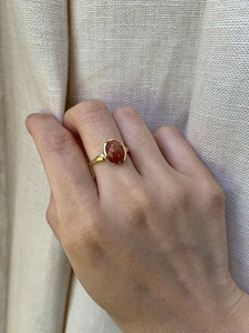 แหวนเงินแท้สไตล์วินเทจประดับพลอยซันสโตนทรงกลมขัดเงาในตัวเรือนแบบเบเซล - Product Image 4