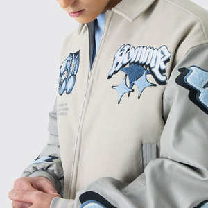 Chaqueta de Béisbol Personalizada de Fábrica con Parches, Estilo Casual Urbano, Chaqueta Bomber con Apliques de Osito de Peluche y Parches de Letras para Hombre - Product Image 3