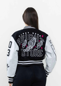 Chaquetas Varsity para Mujer con Bordado Chenille de Alta Calidad de Fabricante OEM - Chaquetas de Invierno Personalizadas con Exterior de Algodón, Resistentes al Viento y Transpirables - Product Image 3