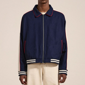 Veste universitaire bleu marine pour homme avec manches crème et bordure rouge, logo imprimé sur le devant, col rabattu, fermeture éclair, vêtement d'automne - Product Image 2