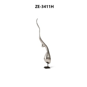 Sculpture en fer artisanale moderne, décoration élégante pour la maison, destinée aux professionnels de la décoration intérieure résidentielle, architectes, décorateurs, constructeurs - Product Image 3