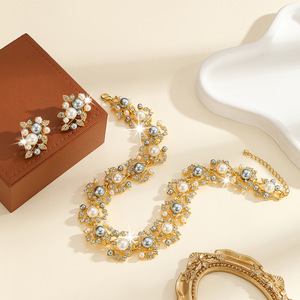Collana in lega di alta qualità con <span class=keywords><strong>perle</strong></span> <span class=keywords><strong>grigie</strong></span> e motivi in strass per feste - Product Image 4