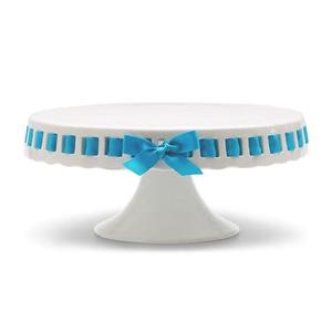 Support à gâteau rond en céramique avec bordure en ruban bleu, socle blanc fait main pour la présentation des desserts - Product Image 1