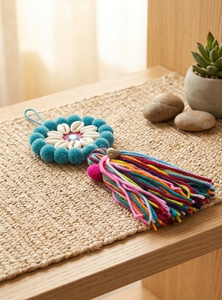 Borla Artesanal con Diseño Floral, Flecos Multicolores, Accesorio Decorativo - Product Image 4