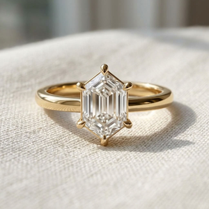 Bague de fiançailles solitaire en diamant taille émeraude en or jaune, style classique pour femme - Product Image 2