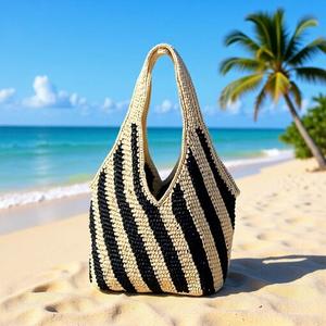Sublimez votre look estival avec ce sac élégant en fil naturel, doté d'un design tissé à rayures noires et blanches. - Product Image 2