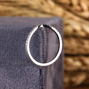 Anillo de Boda Delicado en Forma de V con Diamantes Cultivados en Laboratorio, Oro Rosa, Oro Blanco, Media Eternidad, Chevron, Anillo Apilable Curvo, Anillo a Juego - Product Image 5