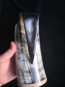 Mug en corne naturelle, fait main, pour hydromel, bière, festivals vikings et célébrations médiévales - Product Image 2