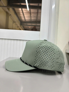Gorra de Béisbol Transpirable con Perforaciones Láser y Diseño Personalizado, 5 Paneles, Perfil Medio con Cuerda, Fabricada en Vietnam - Product Image 4