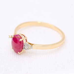 Bague solitaire ovale en or jaune massif 14 carats avec rubis rouge naturel et accent de diamant, bijoux fins pour femme, vente en gros - Product Image 1