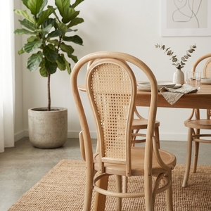 Fauteuil de salon classique en rotin tressé, structure en teck massif artisanale, fauteuil bistrot français avec dossier en cannage naturel - Product Image 2