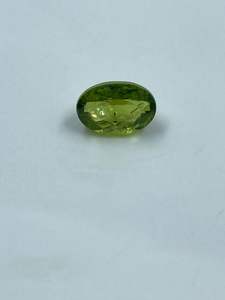 เพอริดอทดิบสีเขียวธรรมชาติ 100% รูปทรงวงรี ขนาด 8x12 มม. น้ำหนัก 4.70 กะรัต ได้รับการรับรองจากประเทศจีน สำหรับทำเครื่องประดับ - Product Image 5