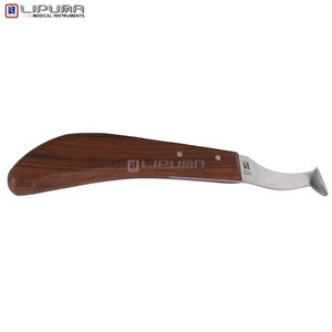 Cuchillo de Herrador LIPUMA TORQ con Mango de Madera y Hoja de Acero Inoxidable, Herramienta Profesional para el Cuidado de Pezuñas de Equinos y Ganado - Product Image 3
