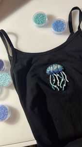 Magnifique débardeur brodé perlé pour femme, avec un artisanat unique fait main et un style moderne élégant. - Product Image 3