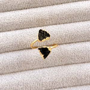 Bague ouverte ajustable en tourmaline noire naturelle plaquée or, faite à la main, bijou statement en cristal noir pour femme, vente en gros - Product Image 3