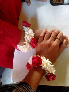 ดอกไม้ประดิษฐ์จากผ้ากัจรา พลาสติก แข็งแรง ทนทาน เป็นมิตรกับสิ่งแวดล้อม กันน้ำ สายรัดข้อมือสำหรับผู้หญิง ของขวัญงานแต่งงาน ฮัลดี เมห์นดี - Product Image 4