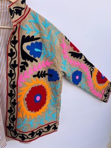 Veste réversible matelassée Cotrise avec broderie florale Suzani, style bohème, ouverte sur le devant |   Coton biologique respirant pour l'automne/hiver - Product Image 4