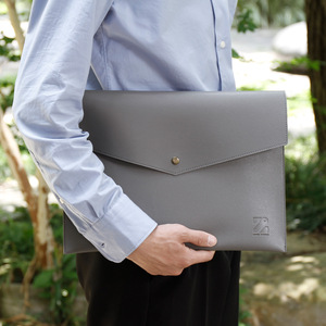 Bolso de mano de cuero opaco estilo empresarial para documentos y contratos - Product Image 1