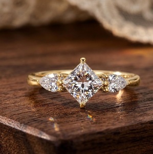 Anillo de Compromiso con Diamante Cultivado en Laboratorio, Corte Princesa, Color E, Claridad VS1, 3.35CT, con Piedras Laterales en Forma de Pera, en Oro Blanco de 14K, Precio de Fábrica - Product Image 2