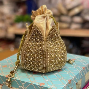 Bolso de mano tipo Potli de seda dorada con forma de loto, con pedrería Zardosi, para novias, bodas, con cordón ajustable, estilo étnico, para fiestas, fabricado por un fabricante. - Product Image 1