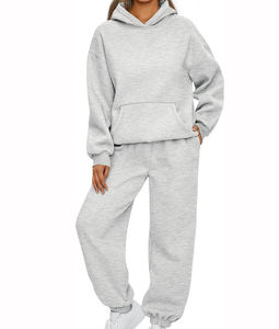 Conjunto Deportivo Personalizado para Mujer, 100% Algodón, Sudadera con Capucha y Pantalones Deportivos con Pedrería Brillante y Detalles de Encaje, Color Sólido - Product Image 6