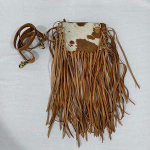 Bolso bandolera bohemio de cuero genuino con parche de piel de vaca y flecos largos para uso diario. - Product Image 4