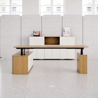 Bureau de travail moderne en forme de L, réglable en hauteur, avec plateau en bois grainé, rangement latéral blanc, colonnes de levage noires, usage commercial