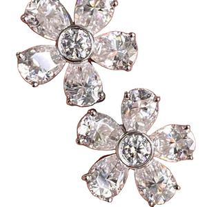 Pendientes de tuerca de flor de corte de pera de alta calidad, regalo de compromiso de Plata de Ley 925, racimo de diamantes, fabricación de joyas de India - Product Image 1