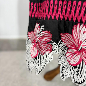 Jupe midi noire en gros avec broderie florale Hibiscus polynésien, taille haute, bande élastique, style ethnique tribal hawaïen, avec garniture en dentelle - Product Image 6