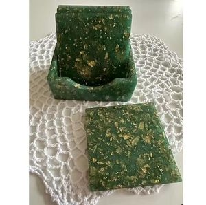 Sous-verres ronds en résine verte avec des paillettes dorées, décoration de table glamour, design antidérapant, écologique, classique - Product Image 1