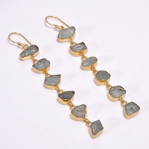 Good Looking Fancy Shape pendientes de latón de piedras preciosas de rubí crudo, joyería de latón chapada en oro indio - Product Image 4