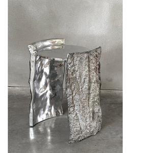 Mesa Auxiliar de Aluminio de Alta Calidad, Muebles de Primera Calidad, Detalles Metálicos, Mesa Otomana para Sala de Estar, Hogar u Hotel, en Latón - Product Image 1