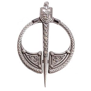 El broche de trébol para kilt presenta un prominente motivo de trébol estilizado rodeado de intrincados motivos celtas. - Product Image 5