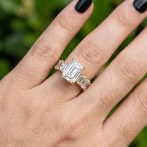 Bague de fiançailles en diamant de laboratoire taille émeraude, 2,5 carats, best-seller, bijoux de mariage, disponible au prix export. - Product Image 5