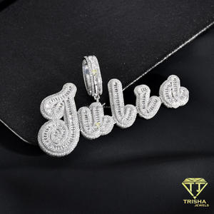 Joyería de Placa con Nombre Personalizada de Moissanita Premium con Colgante de Letra en Caligrafía Fluida Brillante - Product Image 5