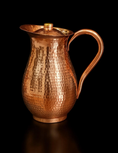 Jarra de agua de cobre estilo martillado con asa de latón, jarra tradicional inspirada en la Ayurveda para uso en hoteles, hogares y comedores. - Product Image 1