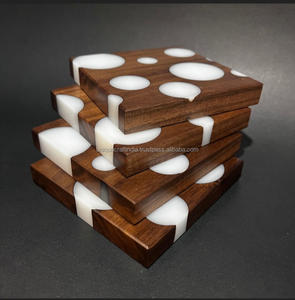 Dessous de verre en bois moderne à pois blancs en résine de haute qualité pour la décoration de la maison ou les cadeaux de Noël - Product Image 1