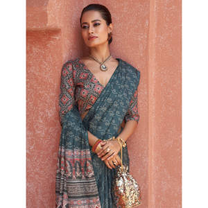 Saree en crêpe imprimé numérique bleu sarin captivant avec chemisier - Product Image 5