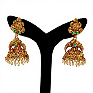 Pendientes Antiguos de Oro Sólido de 22k con Motivo de Lakshmi Hechos a Mano, Joyería de Boda con Esmeraldas Verdes y Perlas Naturales - Product Image 1