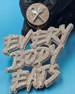 จี้เพชรโมอิสซาไนต์ทรงตัวอักษรหรูหรา เงินแท้ 925 สไตล์ฮิปฮอป  ผ่านการทดสอบเพชร  แบบหนีบ  สำหรับทุกเพศ เหมาะสำหรับงานปาร์ตี้ - Product Image 1